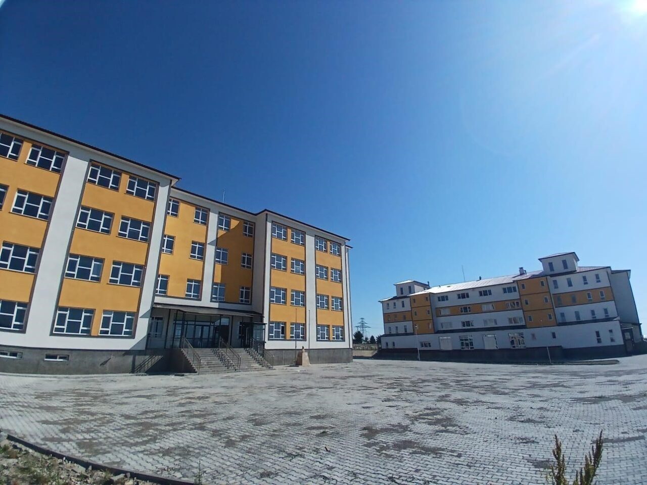 Sarıkamış’ta yapımına tamamlanan modern Fen Lisesi hizmete girdi. Kars’ın Sarıkamış