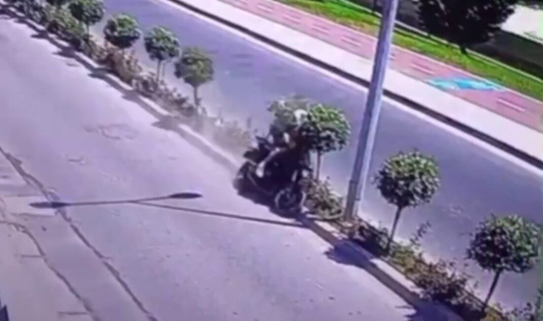 İstanbul’un Sarıyer ilçesinde motosikletle tek tekerlek üzerinde ilerleyen bir genç,