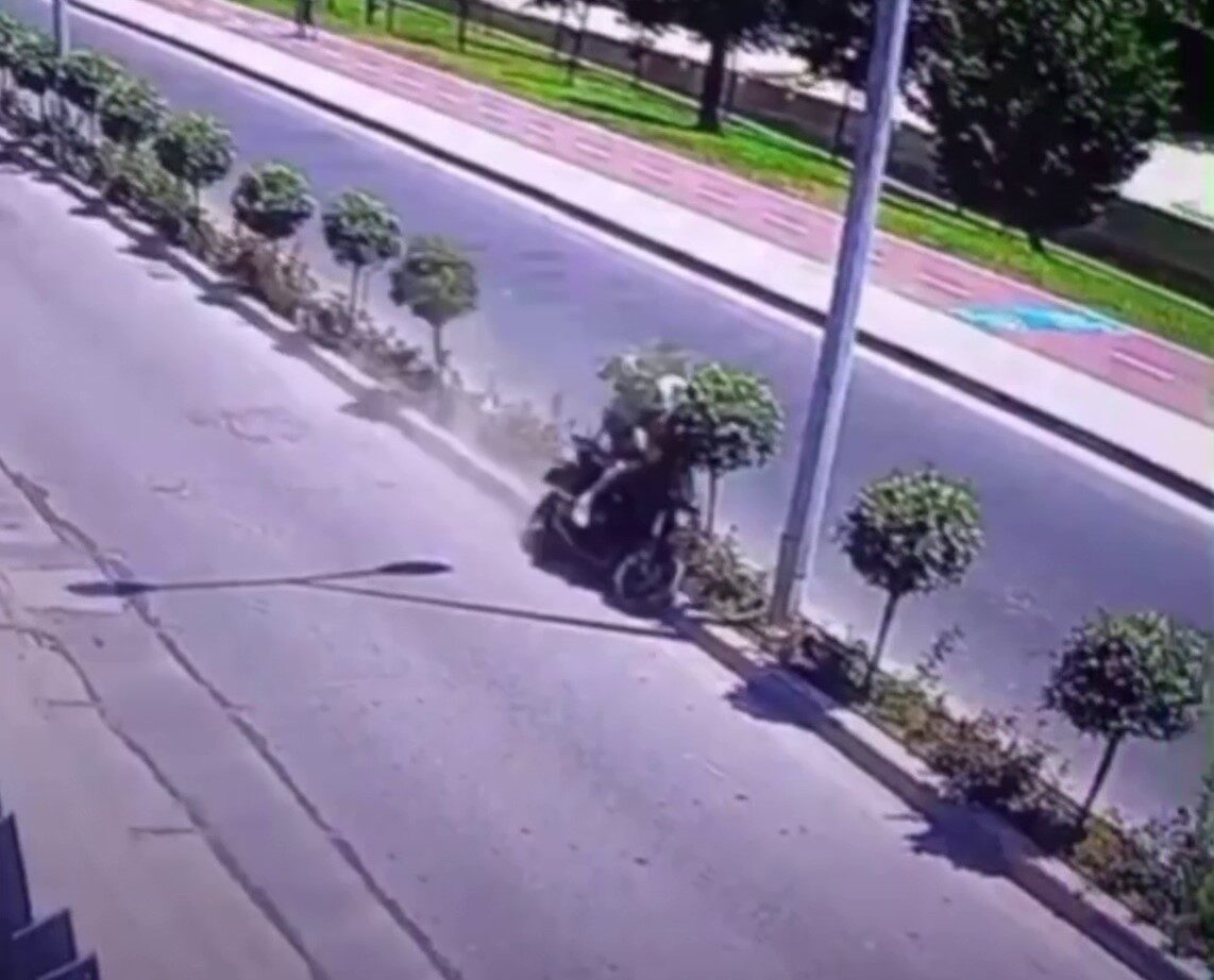 İstanbul’un Sarıyer ilçesinde motosikletle tek tekerlek üzerinde ilerleyen bir genç,