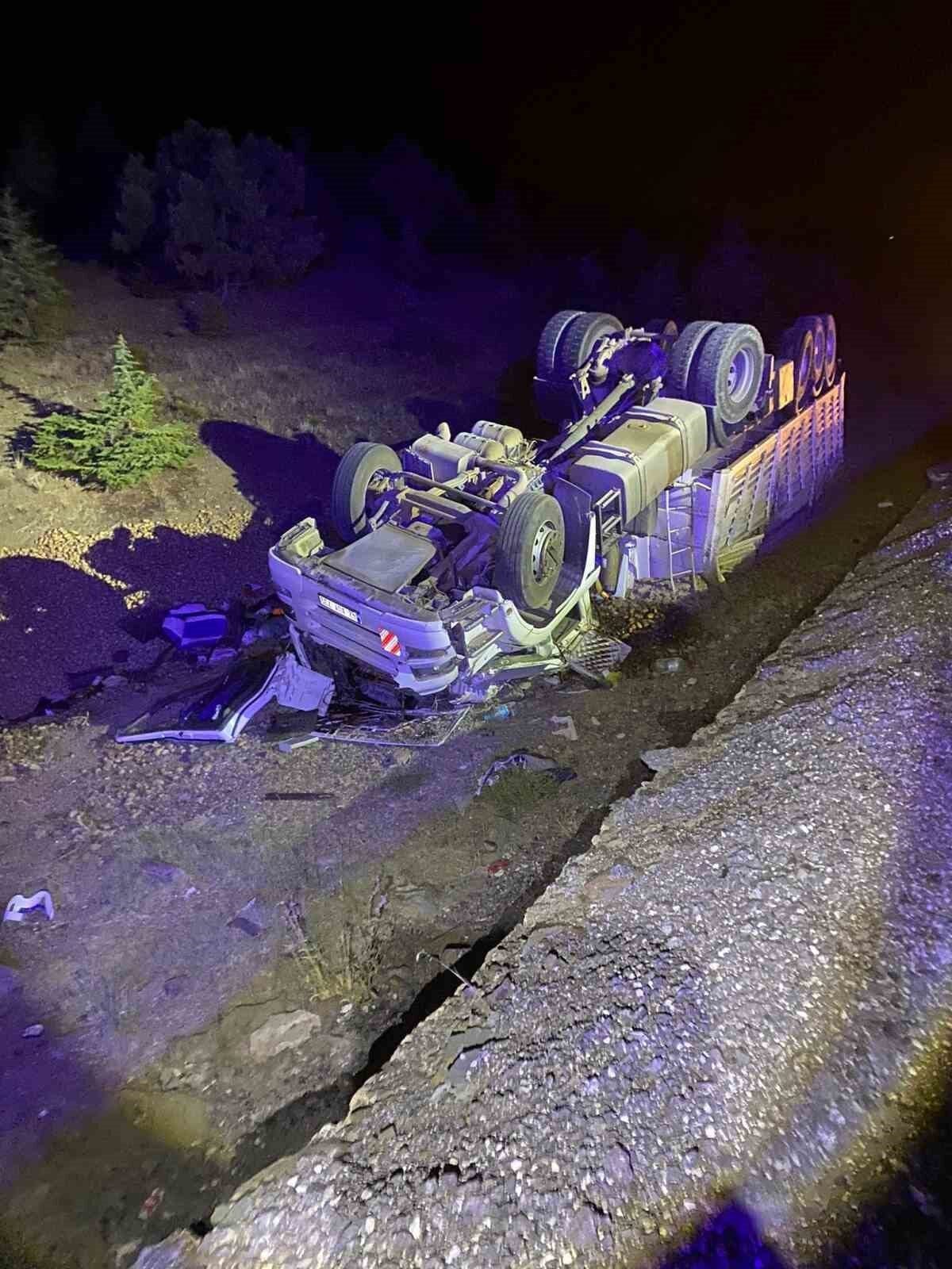 Isparta’nın Şarkikaraağaç ilçesi Fele köyü yolunda sürücüsünün direksiyon hakimiyetini kaybettiği