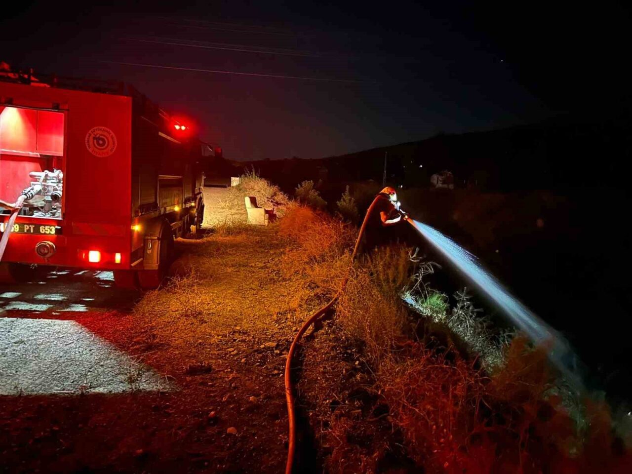Tekirdağ’ın Şarköy ilçesinde iki ayrı noktada çıkan yangın, ekiplerin zamanında