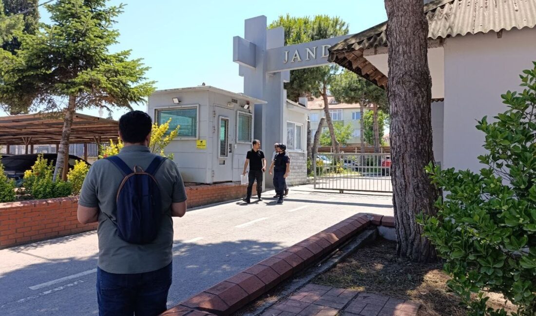 Sakarya’nın Kocaali ilçesinde, sattıkları araçları teslim etmeyerek çok sayıda kişiyi