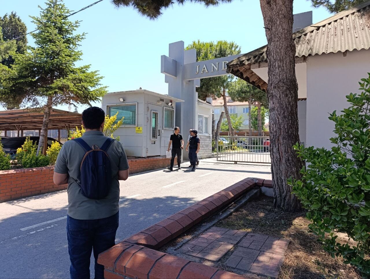 Sakarya’nın Kocaali ilçesinde, sattıkları araçları teslim etmeyerek çok sayıda kişiyi