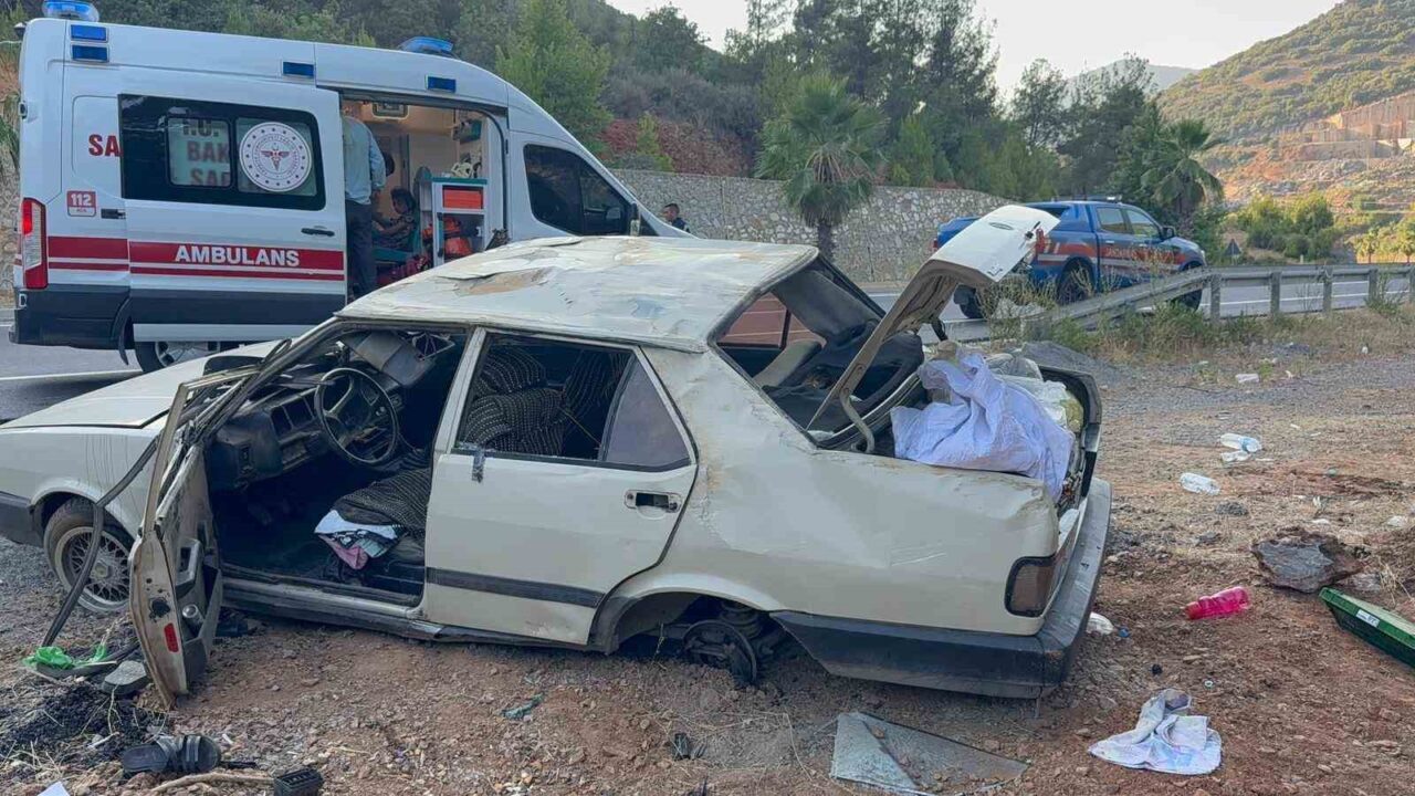 Antalya’nın Gazipaşa ilçesinde sürücüsünün kontrolünden çıkıp takla atan Tofaş marka