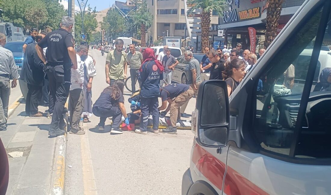 Van’da yoldan karşıya geçmeye çalışan 14 yaşındaki çocuğa scooter çarptı.