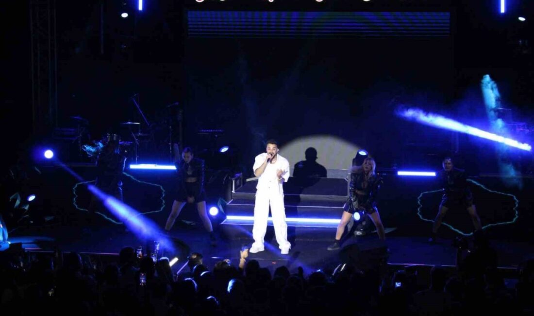 Kocaeli’nin Kartepe ilçesinde sahne alan Sefo, konser alanını dolduran dinleyicilerini