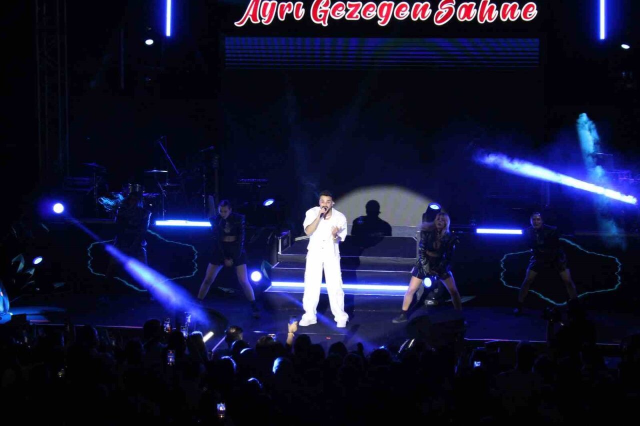 Kocaeli’nin Kartepe ilçesinde sahne alan Sefo, konser alanını dolduran dinleyicilerini