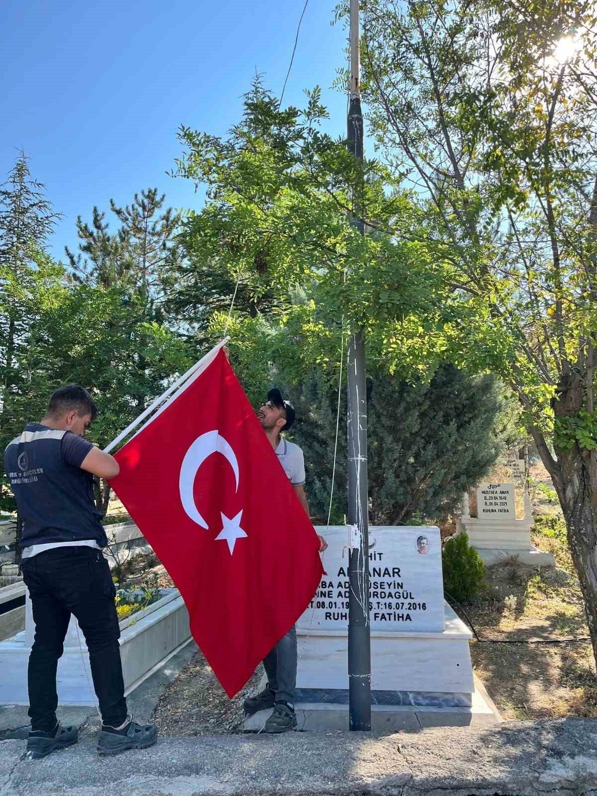 Kahramankazan Belediyesi Park ve Bahçeler Müdürlüğü ekipleri, ilçede bulunan şehitlerin