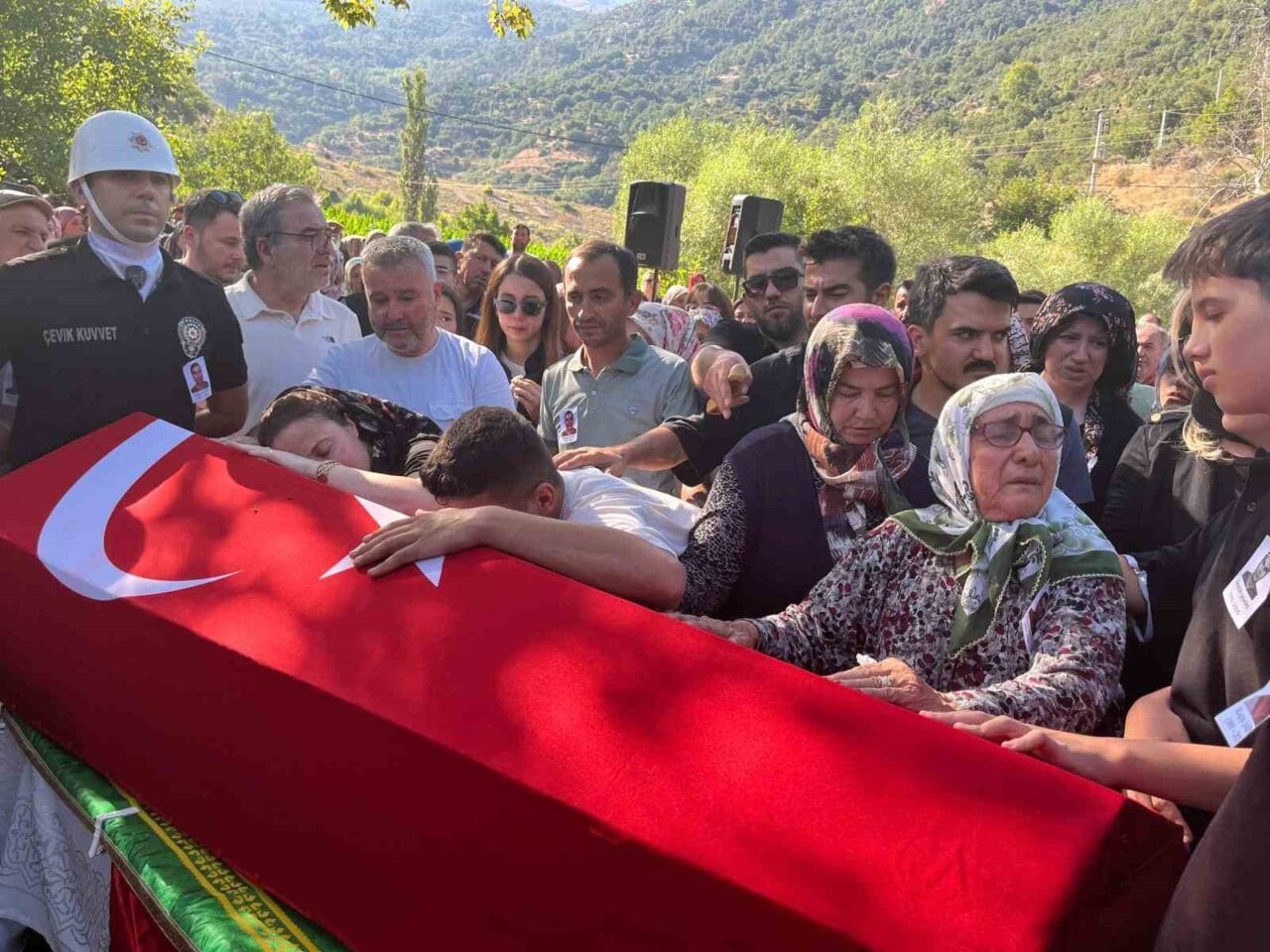 İzmir’in Ödemiş ilçesindeki yangına müdahale sırasında ağır yaralanan ve 2