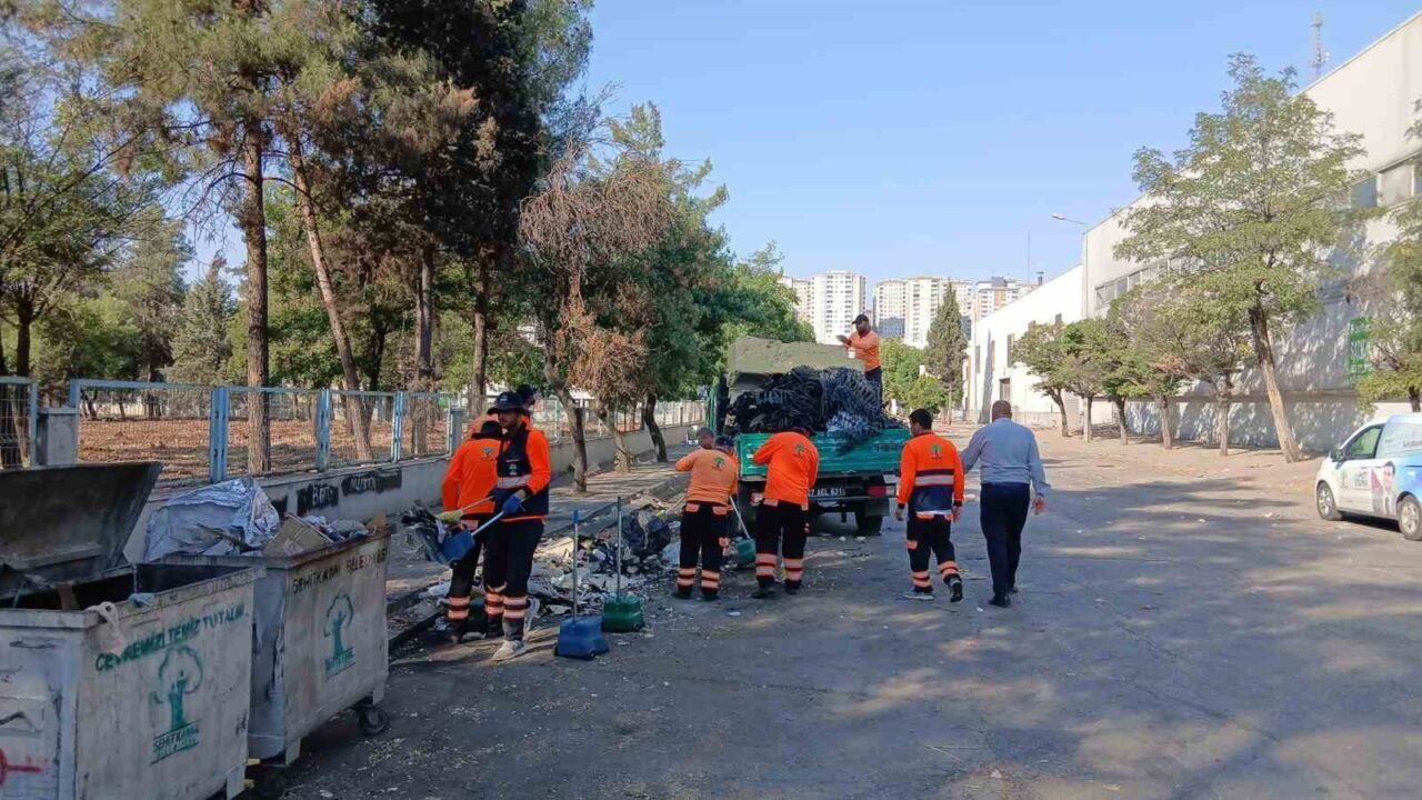 Şehitkamil Belediyesi Temizlik İşleri Müdürlüğü ekipleri tarafından sıcak yaz günlerinde