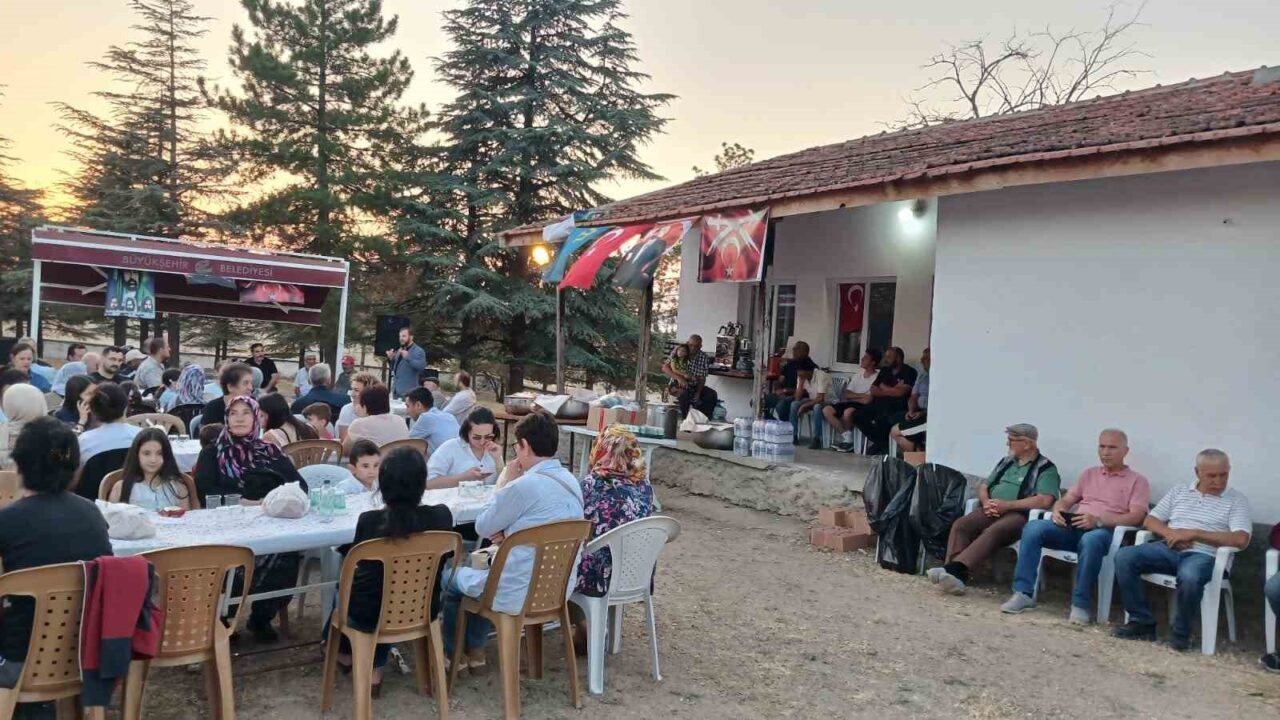 Eskişehir’in Alpu ilçesinde şehitler adına anma programı düzenlendi. Alpu ilçesinin