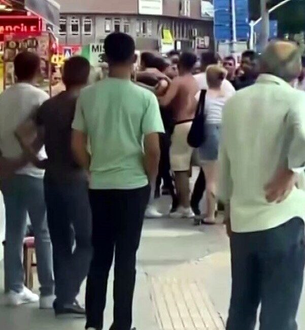 Sakarya’nın Adapazarı ilçesinde kalabalık iki grup arasında çıkan kavga cep
