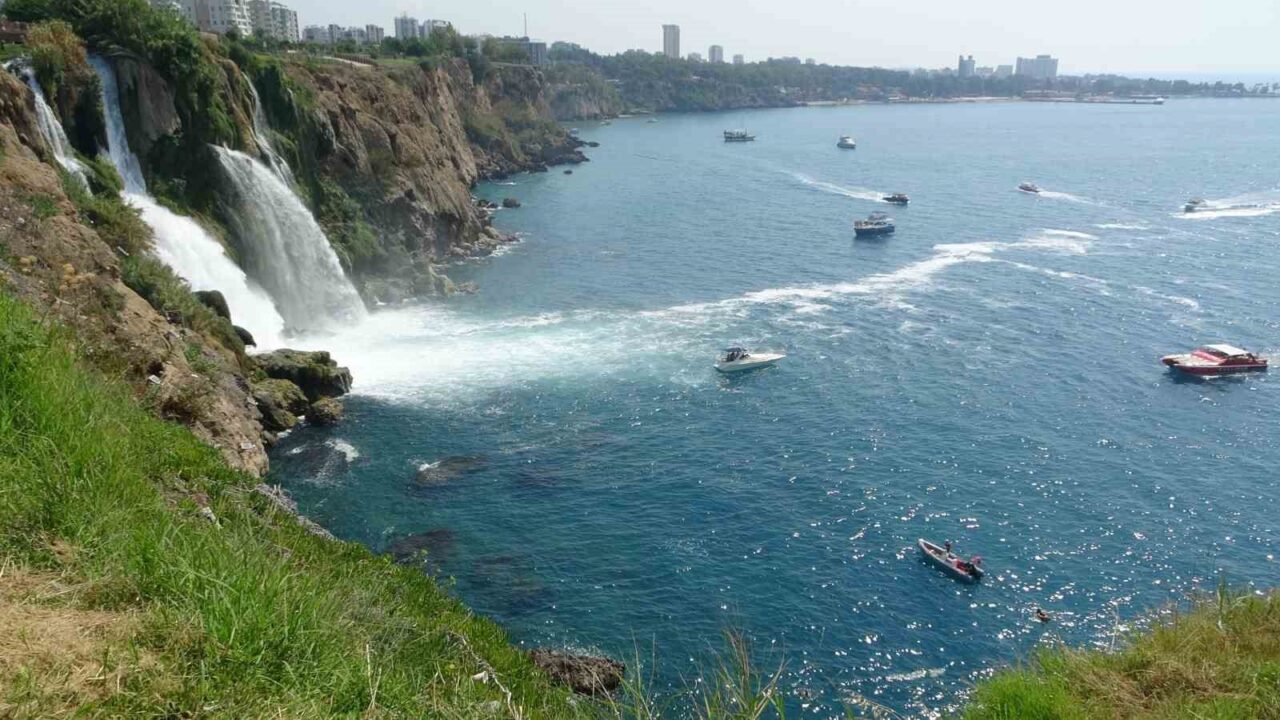 Antalya’da Aşağı Düden Şelalesi’nden denize düştüğü iddiasıyla ihbar edilen kişiyi