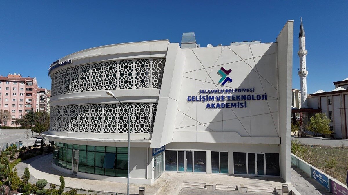 Selçuklu Gelişim ve Teknoloji Akademisi’nde yaz dönemi kursları devam ediyor.
