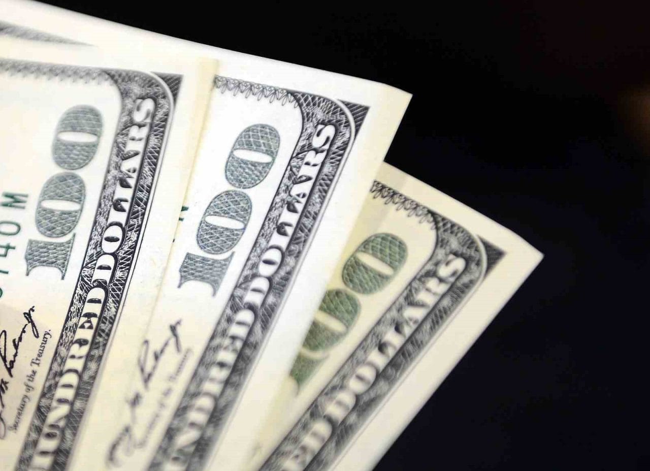 Dolar 39,9400 liradan, euro ise 47,0530 liradan haftaya başladı. İstanbul