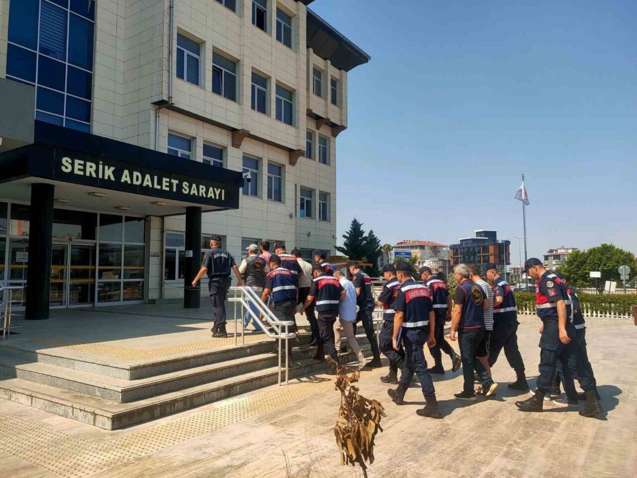 Antalya’nın Serik ilçesinde, haklarında 5 ila 10 yıl arasında kesinleşmiş