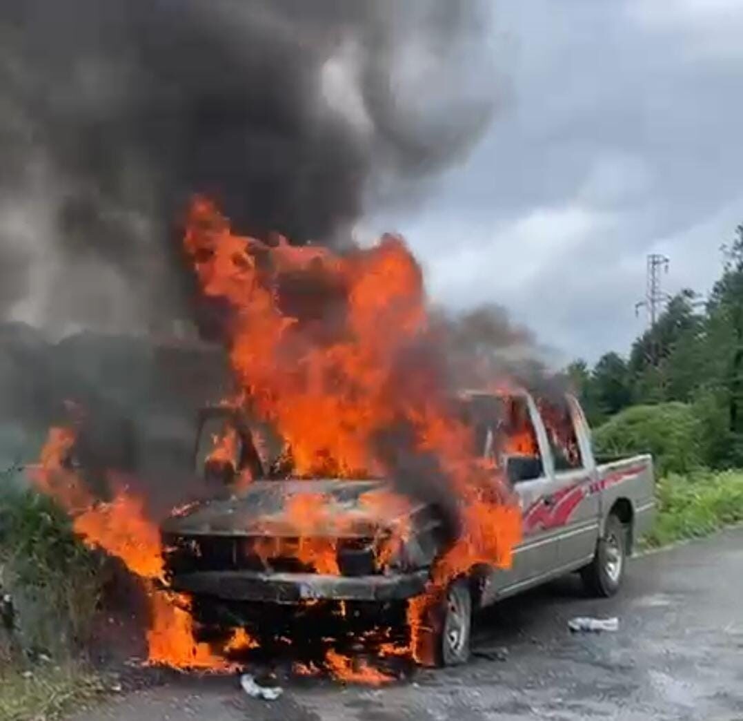 Rize’de seyir halindeyken alev alan kamyonetin sürücüsü, kendisini araçtan dışarıya