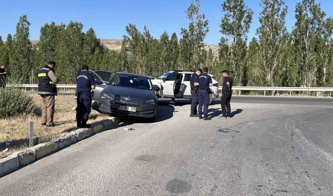 Sivas’ta meydana gelen trafik kazasında aynı istikamette gitmekte olan araca