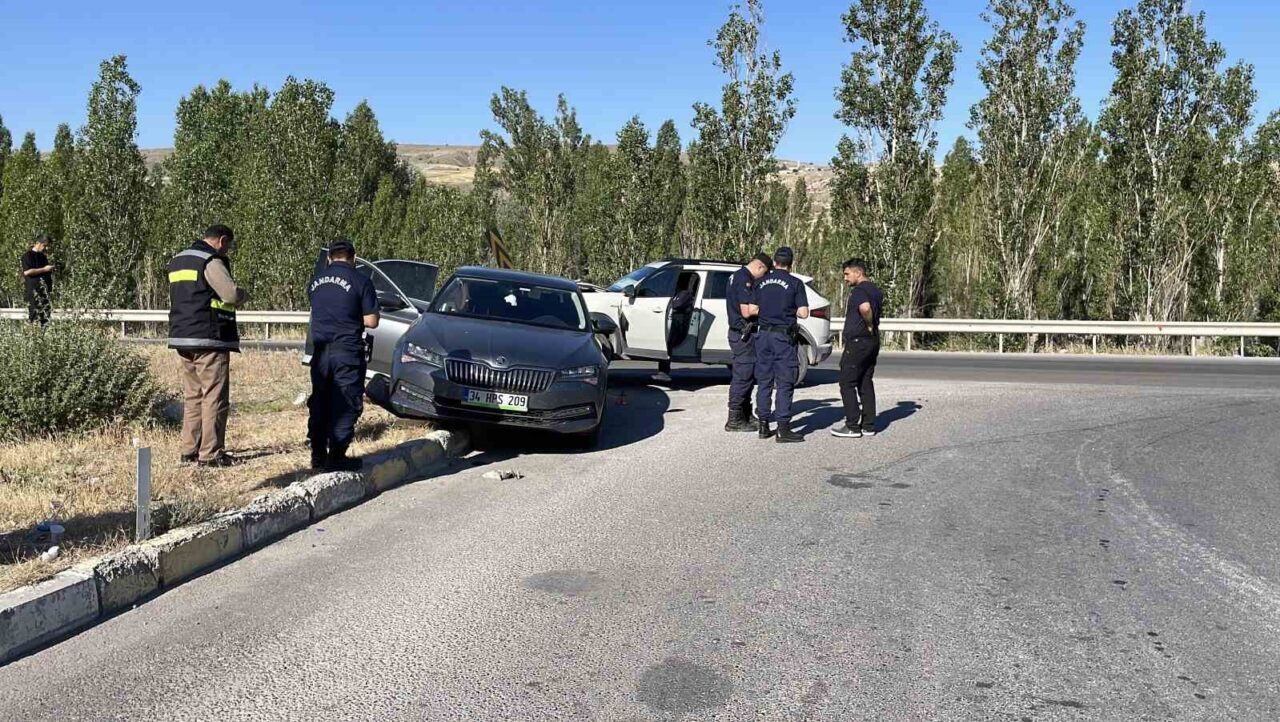 Sivas’ta meydana gelen trafik kazasında aynı istikamette gitmekte olan araca