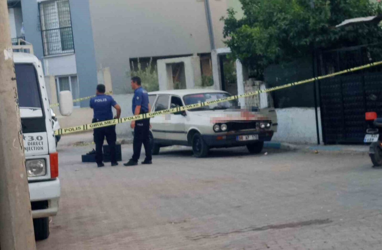 Adana’da bir otomobile düzenlenen silahlı saldırıda araç sürücüsü ağır yaralandı.