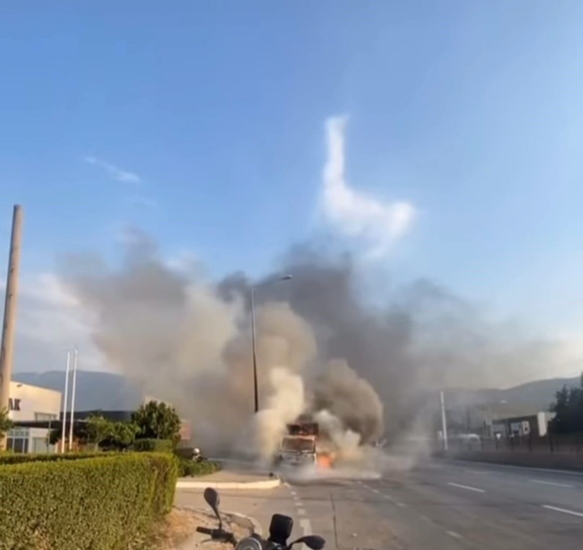 Bursa’nın Osmangazi ilçesinde seyir halindeyken motor kısmından dumanlar çıkan kamyonet,