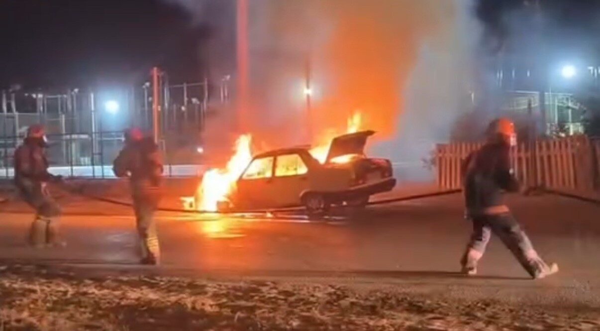 Düzce’de seyir halindeki otomobil bir anda alev aldı. Alev topuna