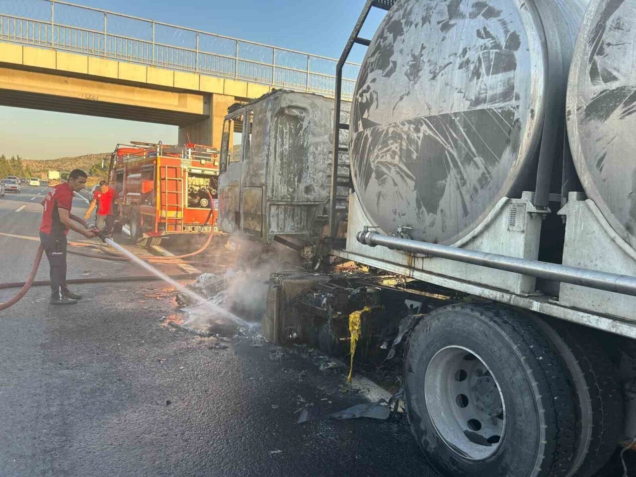 Mersin’in Tarsus ilçesinde seyir halindeki süt tankerinde çıkan yangın, yol