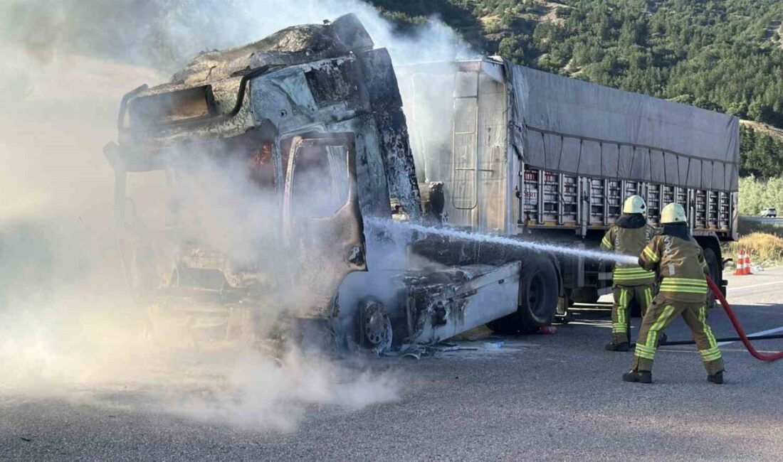 Tokat’ta seyir halindeyken alev alan tır, kullanılamaz hale geldi. Yangın,