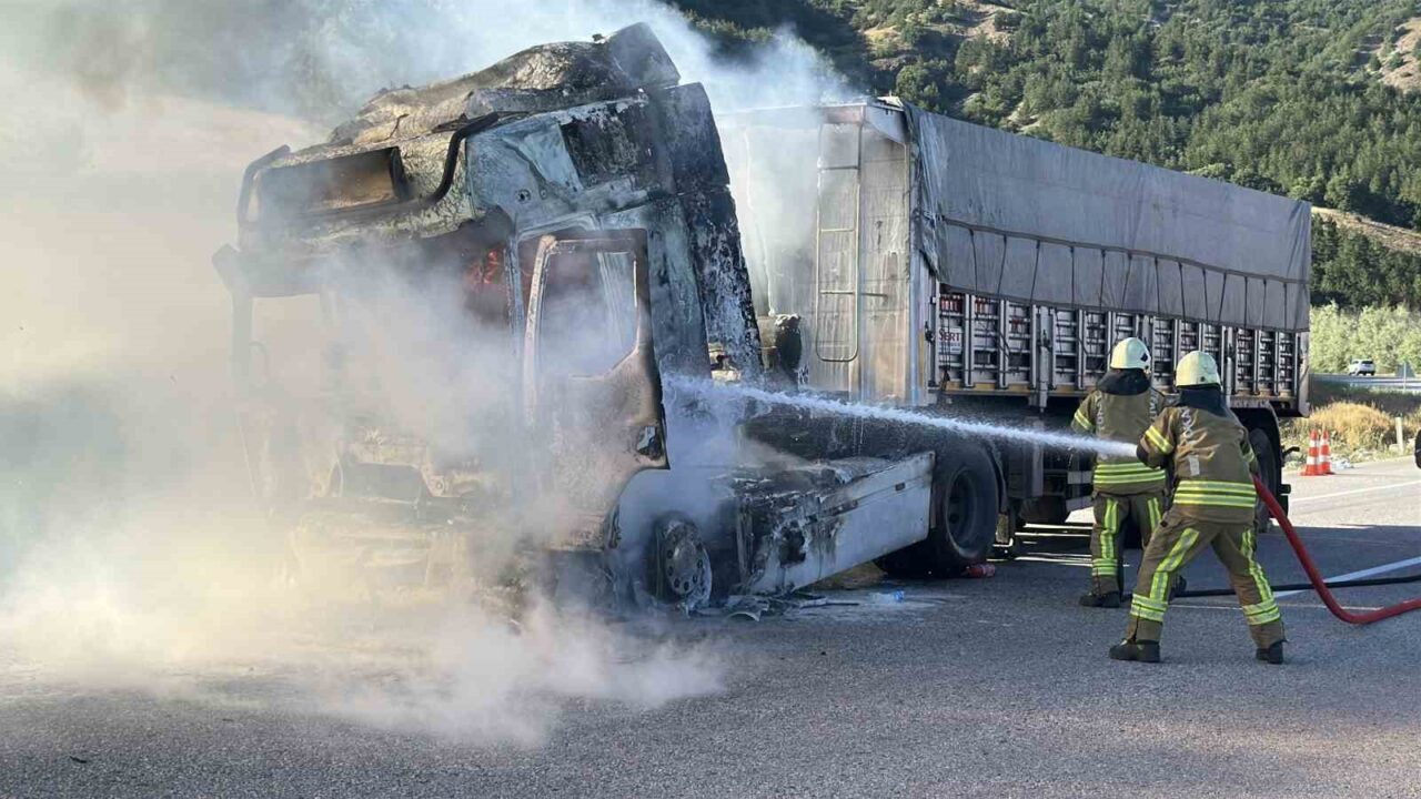 Tokat’ta seyir halindeyken alev alan tır, kullanılamaz hale geldi. Yangın,