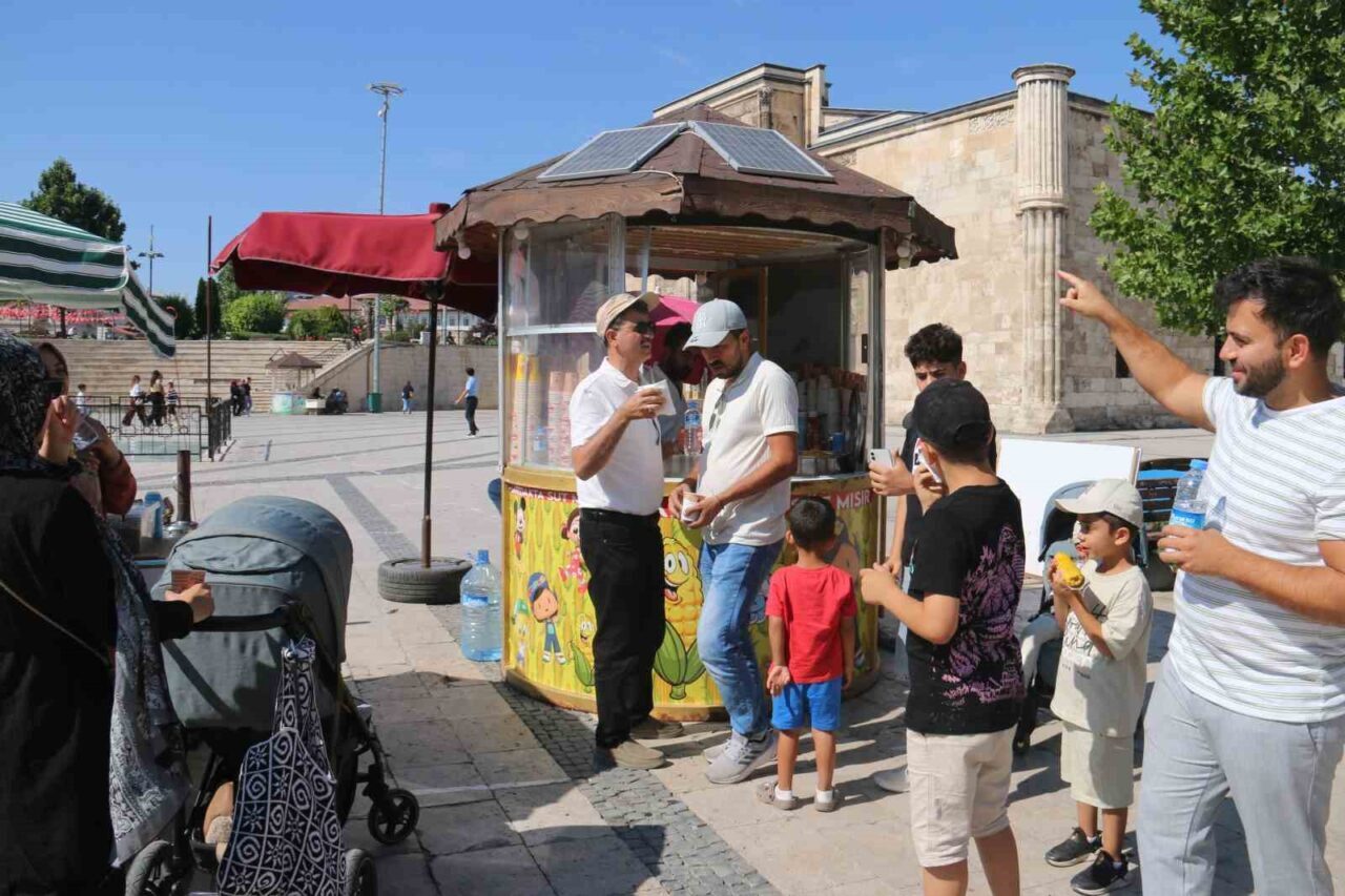 Sivas’ta mısırcılar, tezgâhlarını güneş enerjisi sistemiyle aydınlatıyor. Günün büyük bölümünü