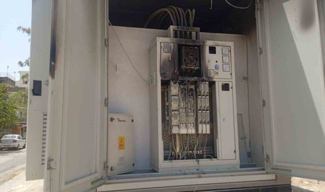 Adıyaman’da, sıcak havaya dayanamayan elektrik trafosu alev alarak yandı. Edinilen