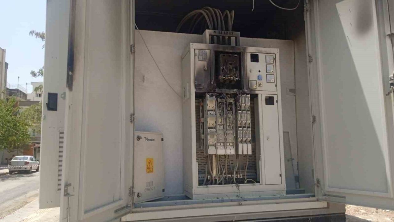 Adıyaman’da, sıcak havaya dayanamayan elektrik trafosu alev alarak yandı. Edinilen