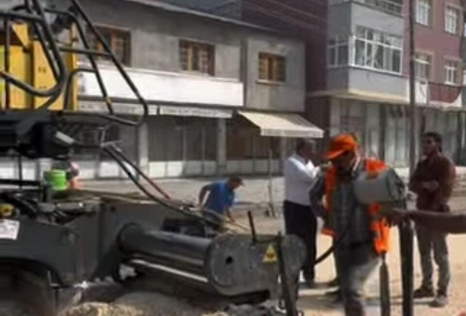 Patnos Belediyesi tarafından Malazgirt Caddesi’nde başlatılan sıcak asfalt çalışmaları devam