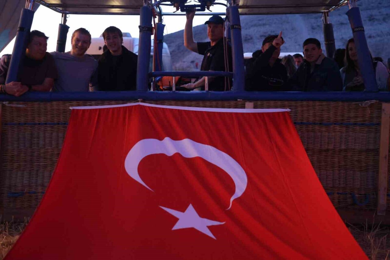 Kapadokya’da sıcak hava balonları 15 Temmuz nedeniyle Türk bayrağı, Atatürk