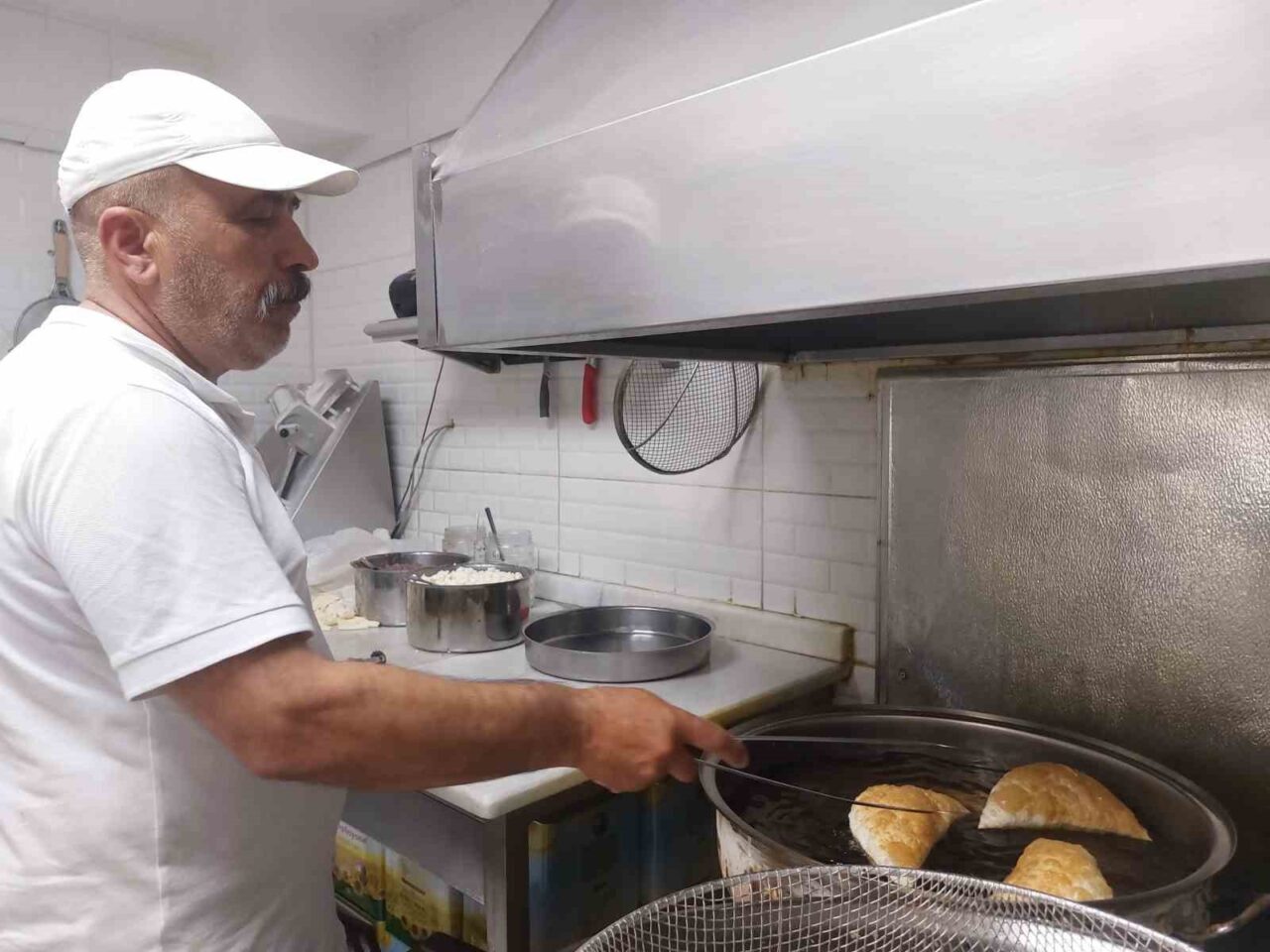 Eskişehir’de yaz sıcaklarına rağmen çibörek üretimine devam eden Necati Aslan,