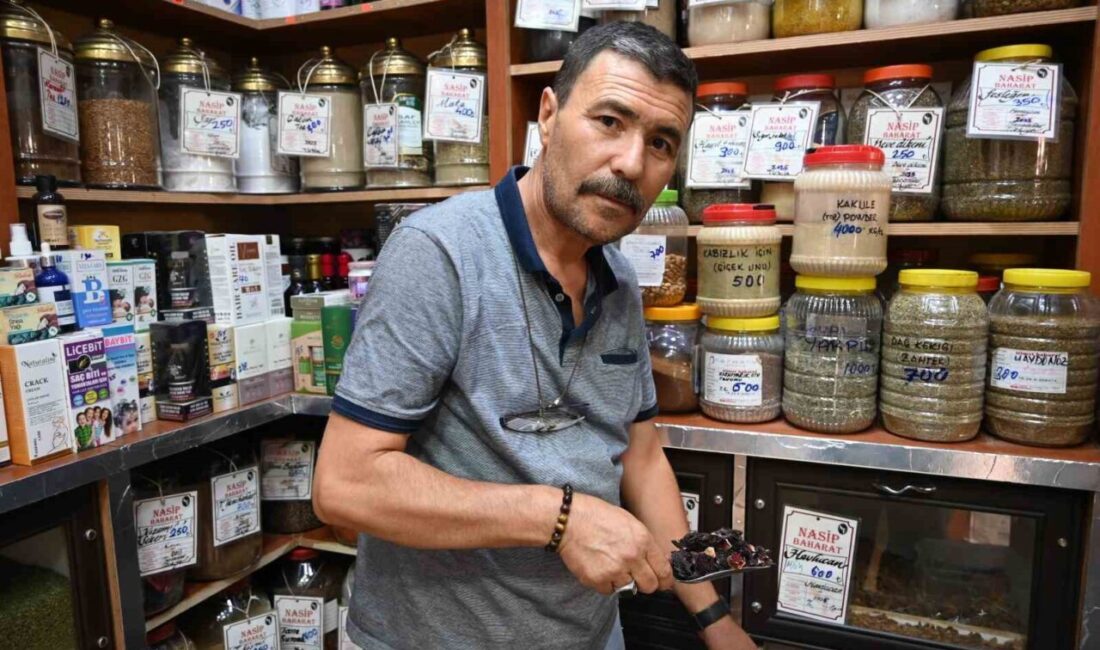 Eskişehir’de esnaflık yapan aktar Metin Ağılönü, sıcak yaz aylarında serinlemek