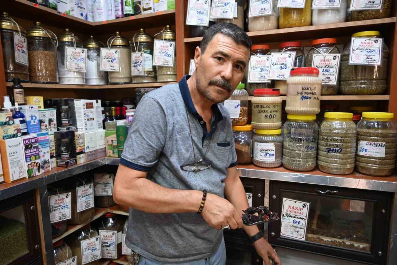 Eskişehir’de esnaflık yapan aktar Metin Ağılönü, sıcak yaz aylarında serinlemek