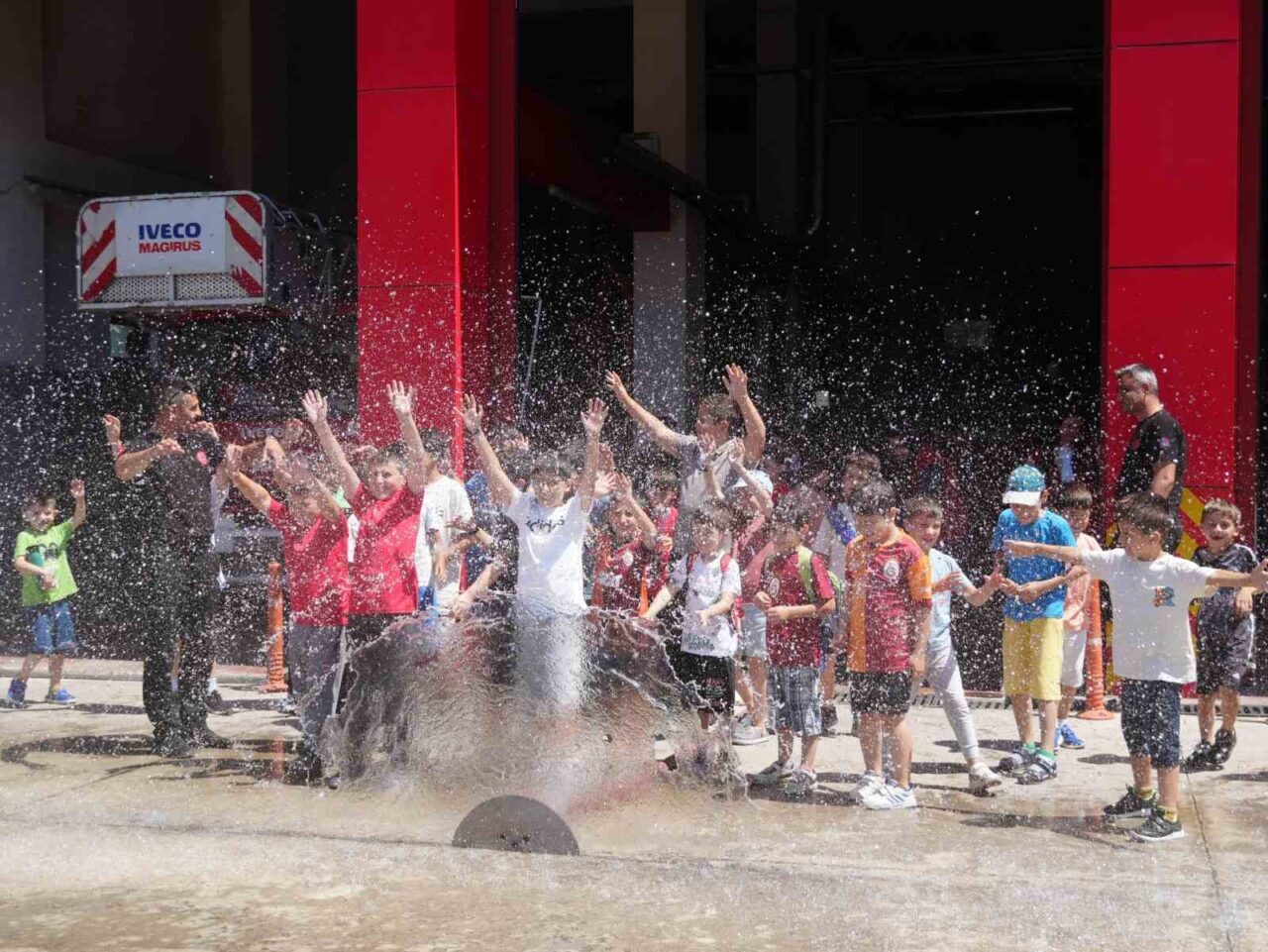 Düzce Belediyesi İtfaiye Müdürlüğü, her yaştan vatandaşı misafir etmeye devam