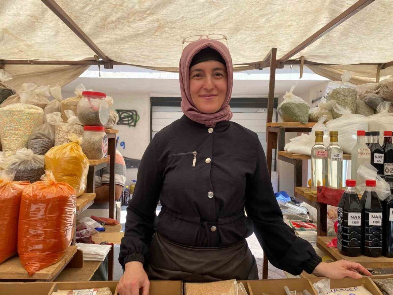 Eskişehir’de sıcakların artmasıyla birlikte pazarlarda ev yapımı salça, tarhana, baharat