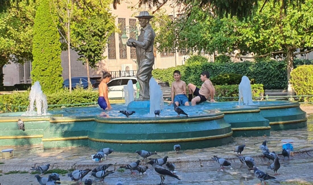 Eskişehir’de sıcak havadan bunalan çocuklar süs havuzuna girerek tehlikeli olmasına