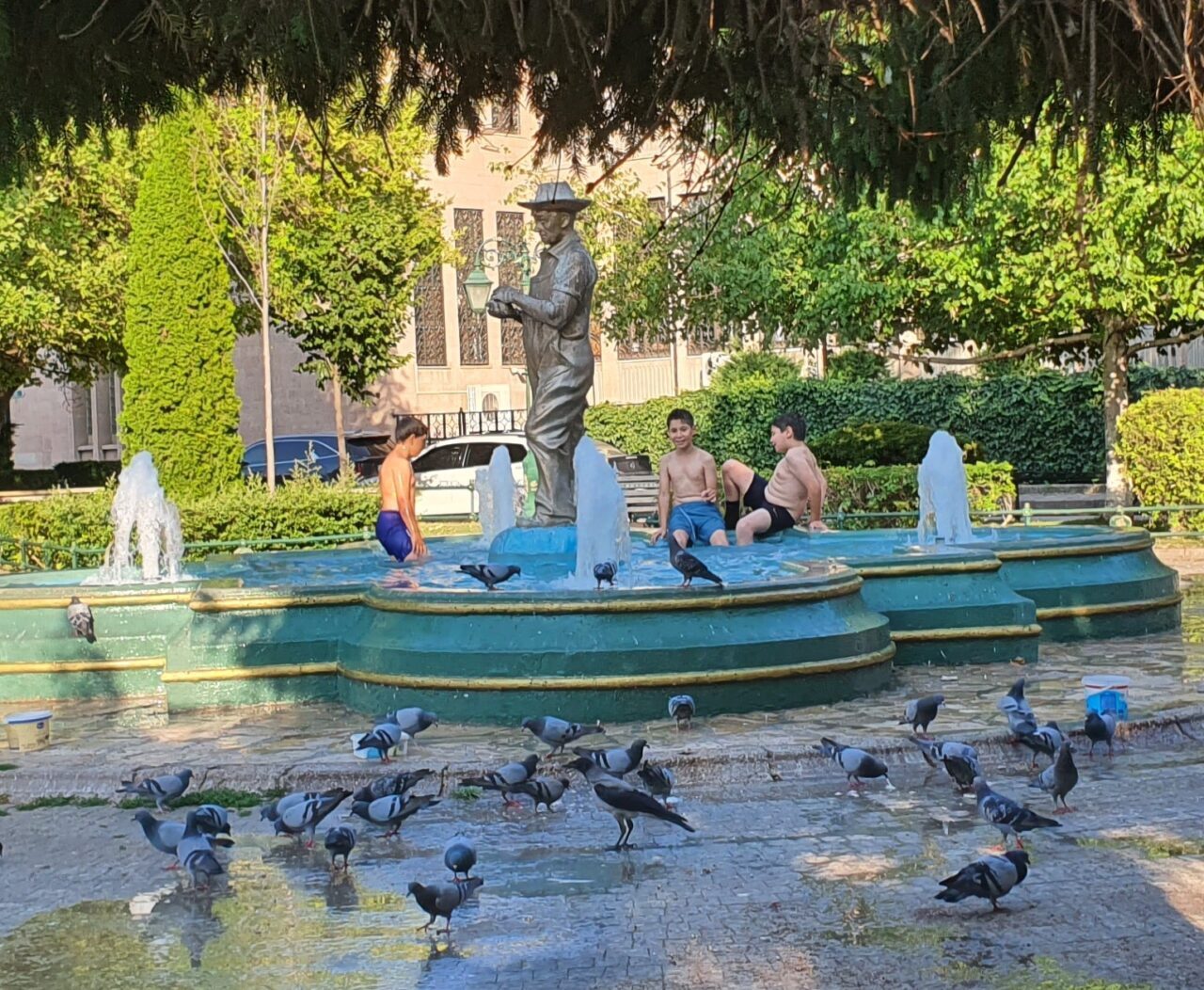 Eskişehir’de sıcak havadan bunalan çocuklar süs havuzuna girerek tehlikeli olmasına