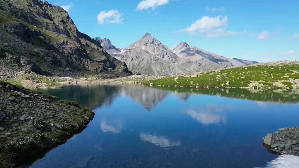 Artvin’in Yusufeli ilçesinde yer alan Altıparmak Dağları, yaz mevsiminde serinlemek