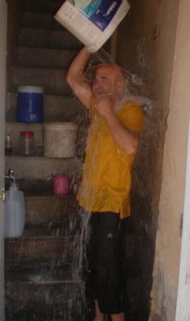 Hava sıcaklığının 40 derecelere ulaştığı Elazığ’da bir esnaf çareyi başından