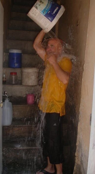 Hava sıcaklığının 40 derecelere ulaştığı Elazığ’da bir esnaf çareyi başından