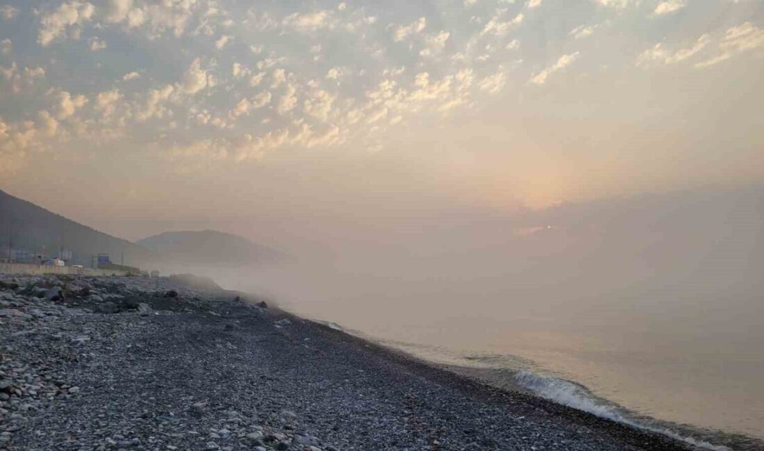 Kastamonu’nun İnebolu ilçesinde sıcaklığın 15 dereceye kadar düştüğü denizin yüzeyinde