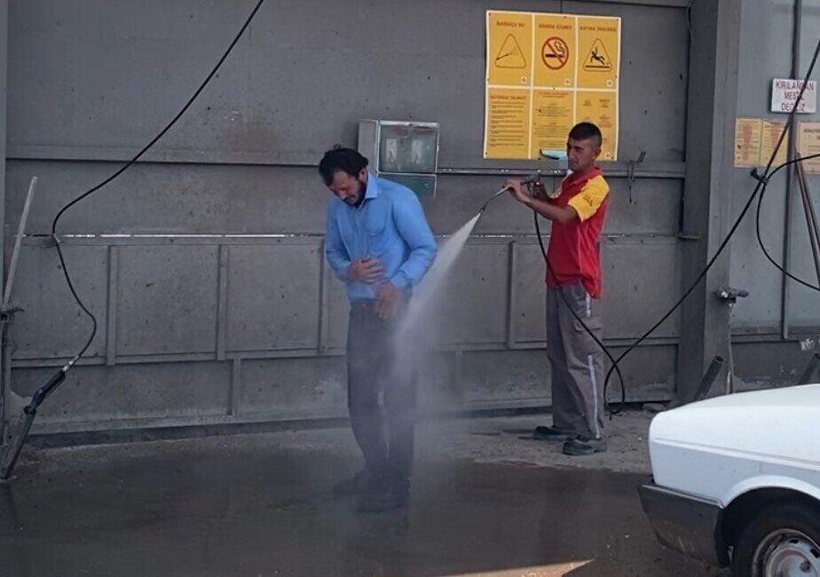 Tokat’ta bir kişi sıcağa daha fazla dayanamayınca çareyi oto yıkamacıda