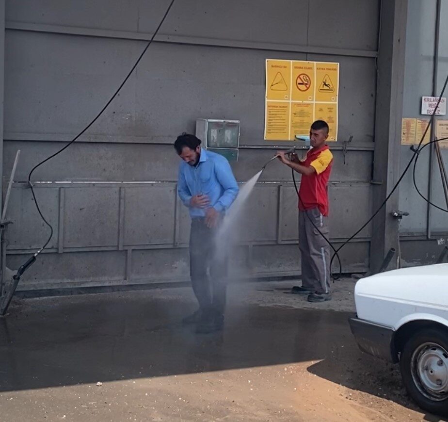 Tokat’ta bir kişi sıcağa daha fazla dayanamayınca çareyi oto yıkamacıda
