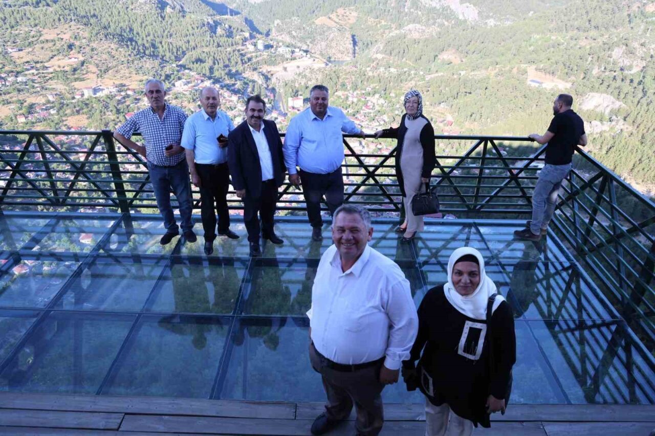 Adana’nın sıcağından kaçan vatandaşlar Feke ilçesinde doğada serin havanın keyfini
