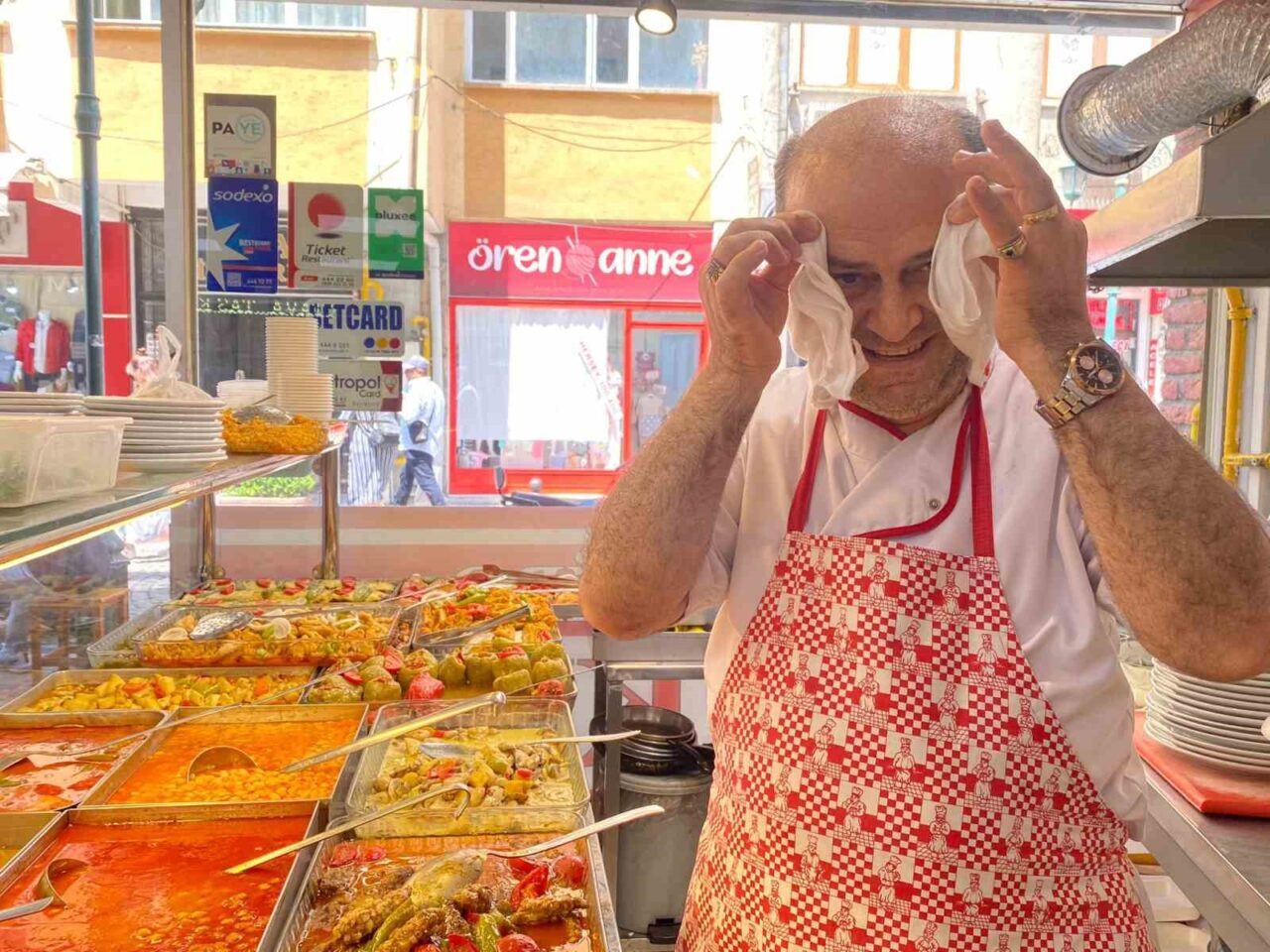 Eskişehir’de aşçılık yapan Yücel Sivrican, sıcak havaların bunaltıcı etkisini azaltmak