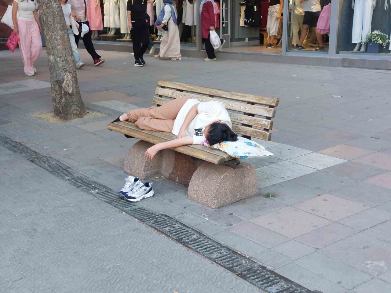 Eskişehir’de sıcaktan bunalan bir gencin şehrin en işlek caddesi üzerindeki